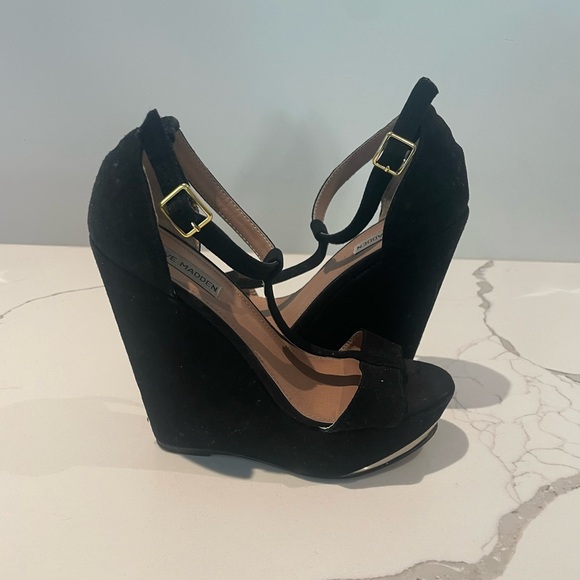 Steve Madden- Xtrime Black Platform
Wedges With Straps & Gold Detail - Picture 5 of 8
